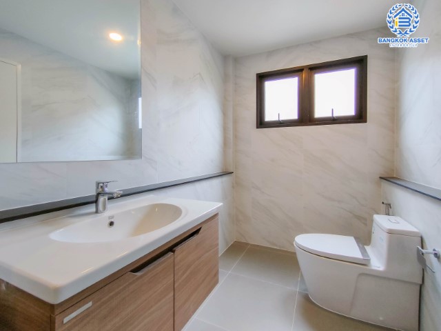 *****บ้านเดี่ยวมือสองย่านกรุงเทพฯ ม.เดอะซิตี้ พระราม2-พุทธบูชา เนื้อที่กว้าง 59.40 ตร.ว. ฟังก์ชัน 4 ห้องนอน 5 ห้องน้ำ ที่จอดรถ 3 คัน บ้านเดี่ยวหลังใหญ่ สวยหรูดูมีระดับ สภาพเหมือนใหม่พร้อมเข้าอยู่ ทำเลเดินทางสะดวก เชื่อมต่อถนนพระะราม2  ใกล้จุดขึ้นทางด่วน "วงแหวนรอบนอกกรุงเทพฯ ฝั่งใต้"